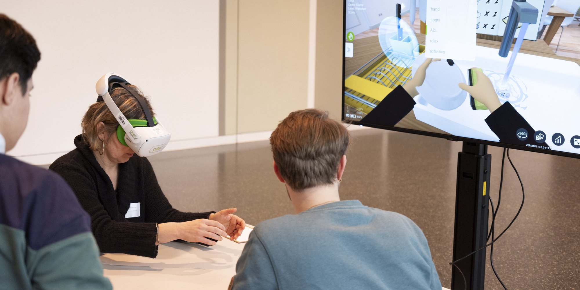 Bei der Demosession konnten die Teilnehmenden die VR Brille unseres Praxispartners CUREOsity ausprobieren. Diese wurde zur Therapie von u.a. Schlaganfällen und neurodegenerativen Krankheiten entwickelt | © HSBI/Hugo Hilpmann