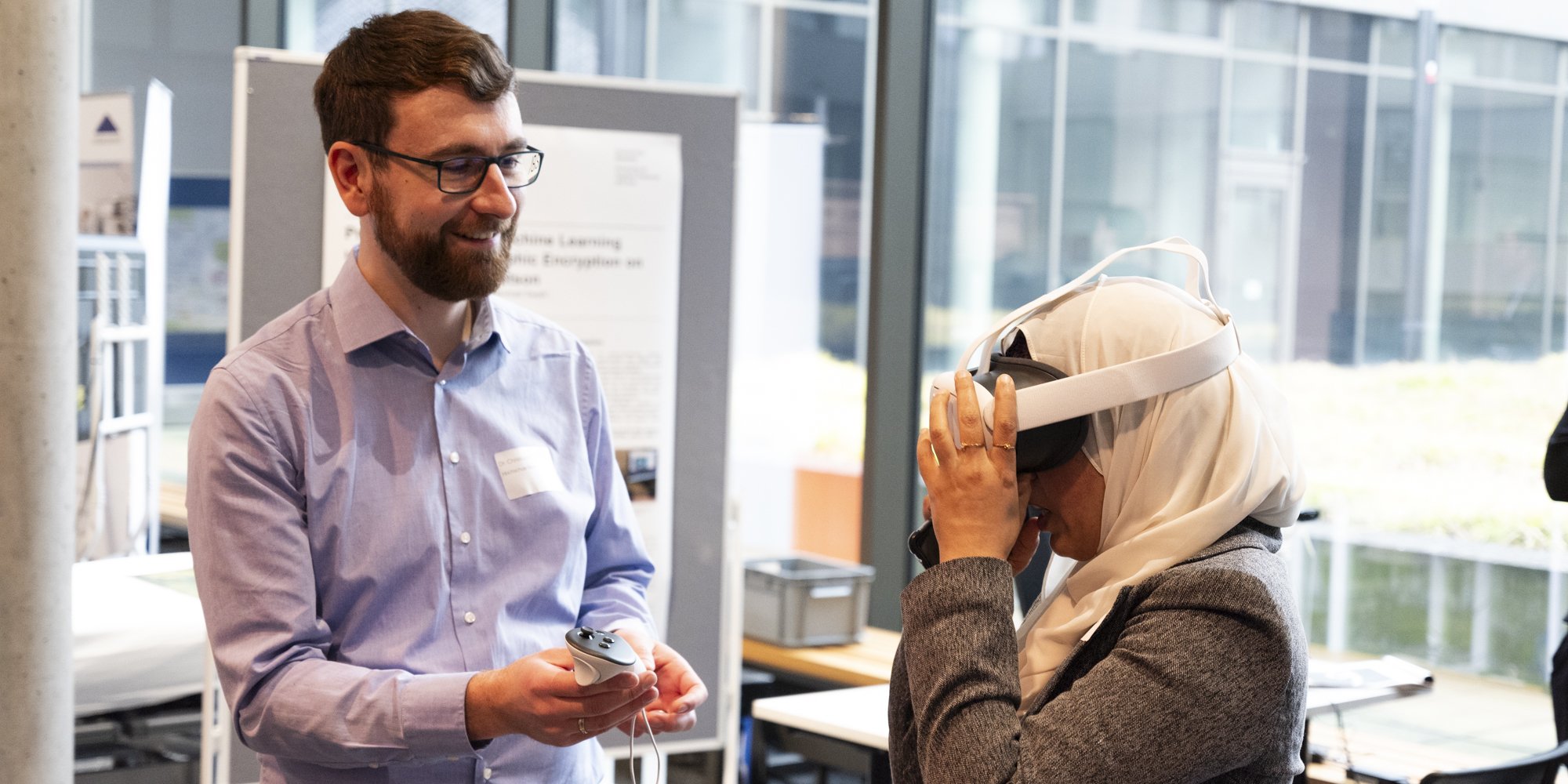Dr. Christoph Ostrau stellte das Mikroprojekt "Prototype XR" vor - dieses soll die Ergebnisse bisheriger VR- und AR-Projekte, langfristig nutzbar gemacht werden| © HSBI/Hugo Hilpmann