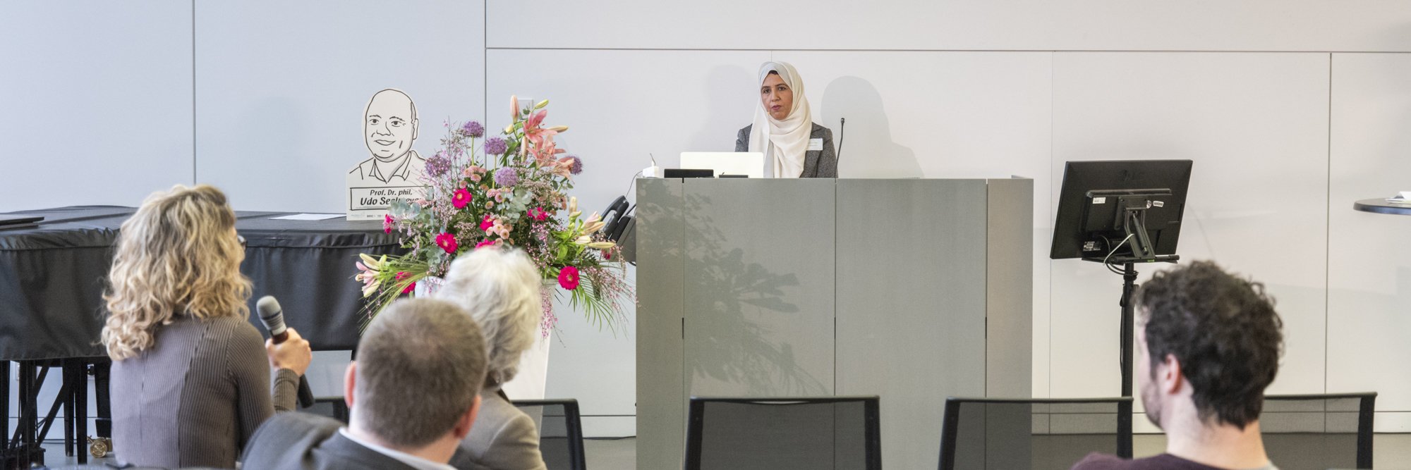 Auf die Kommentierung der Vorträge durch Praxispartner folgt eine offene Diskussion mit Publikumsfragen | © HSBI/Hugo Hilpmann