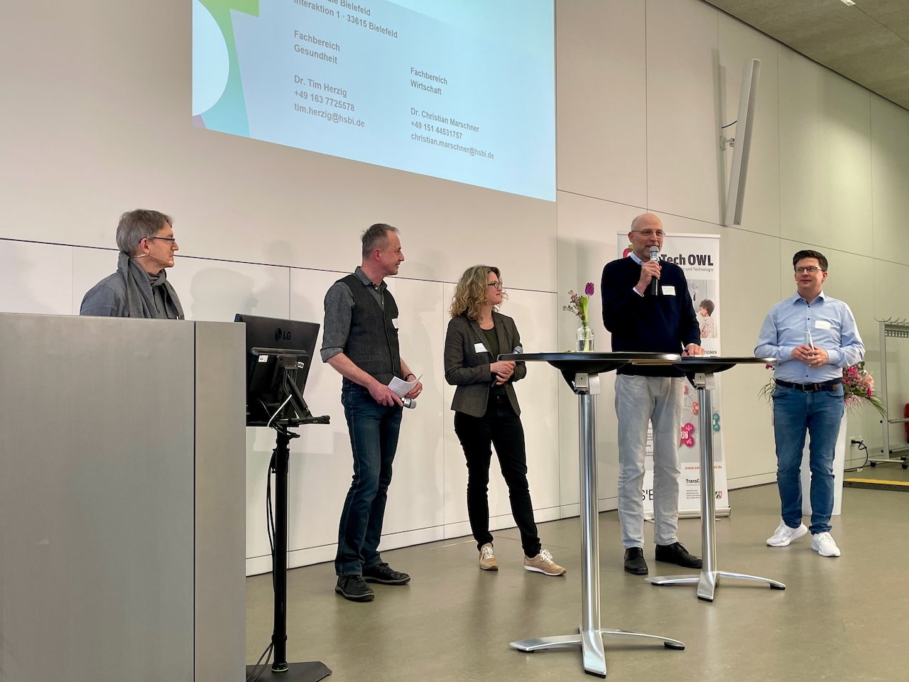 Dr. Stephan Held, Ärtzlicher Direktor des KHO - einem unserer Praxispartner - kommentiert die Vorträge des ersten Panels "Digitalisierung im Alter und innovative geritrische Versorgung" | © CareTech OWL/Marén Schorch