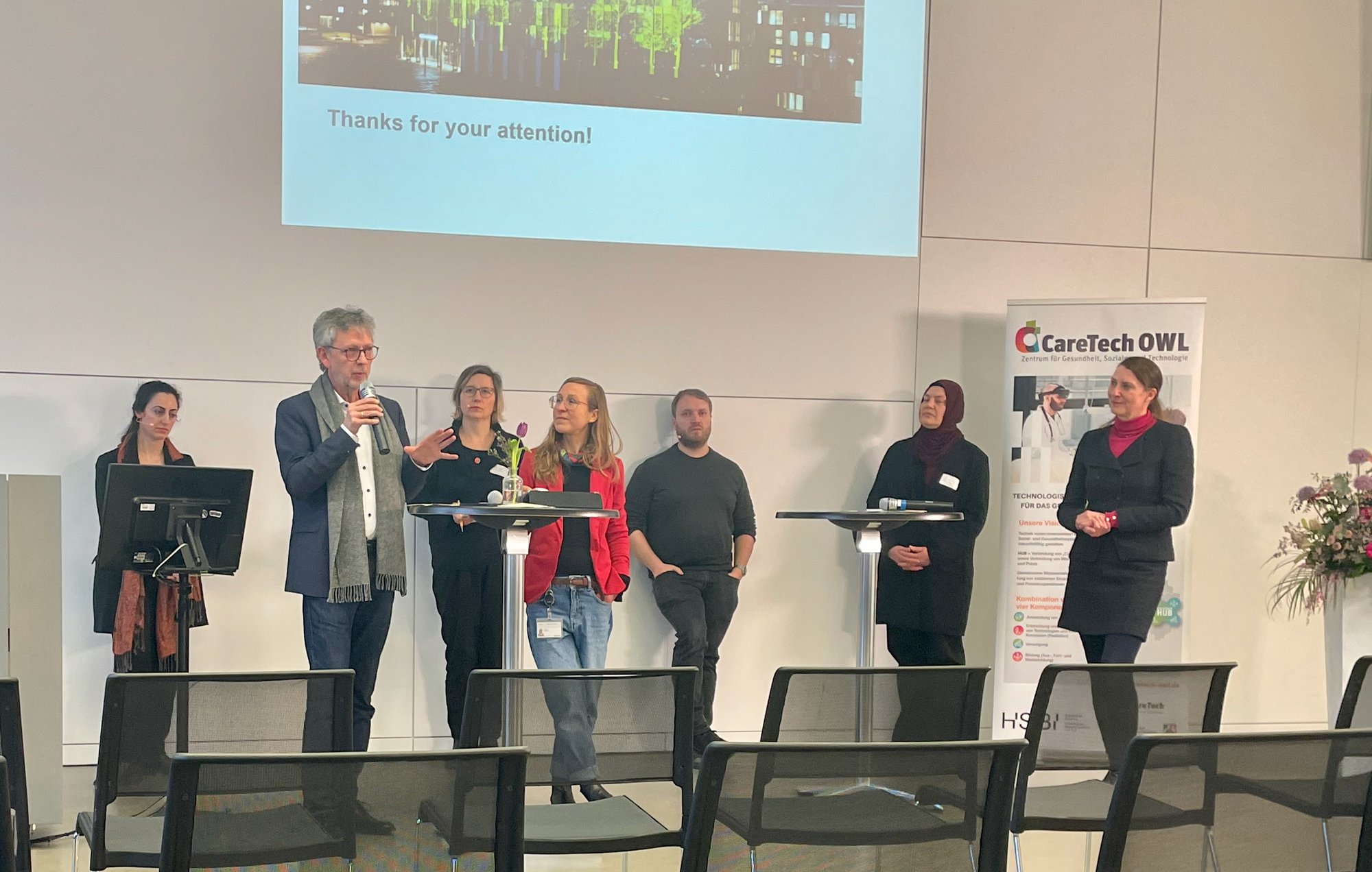 Uwe Borchers, Geschäftsführer des ZIG OWL und Praxispartner des CareTech OWL, kommentiert das vierte Panel zum Thema "Inter- und transdisziplinäre Forschung zu Transformation in Care & Technology" | © CareTech OWL/Marén Schorch