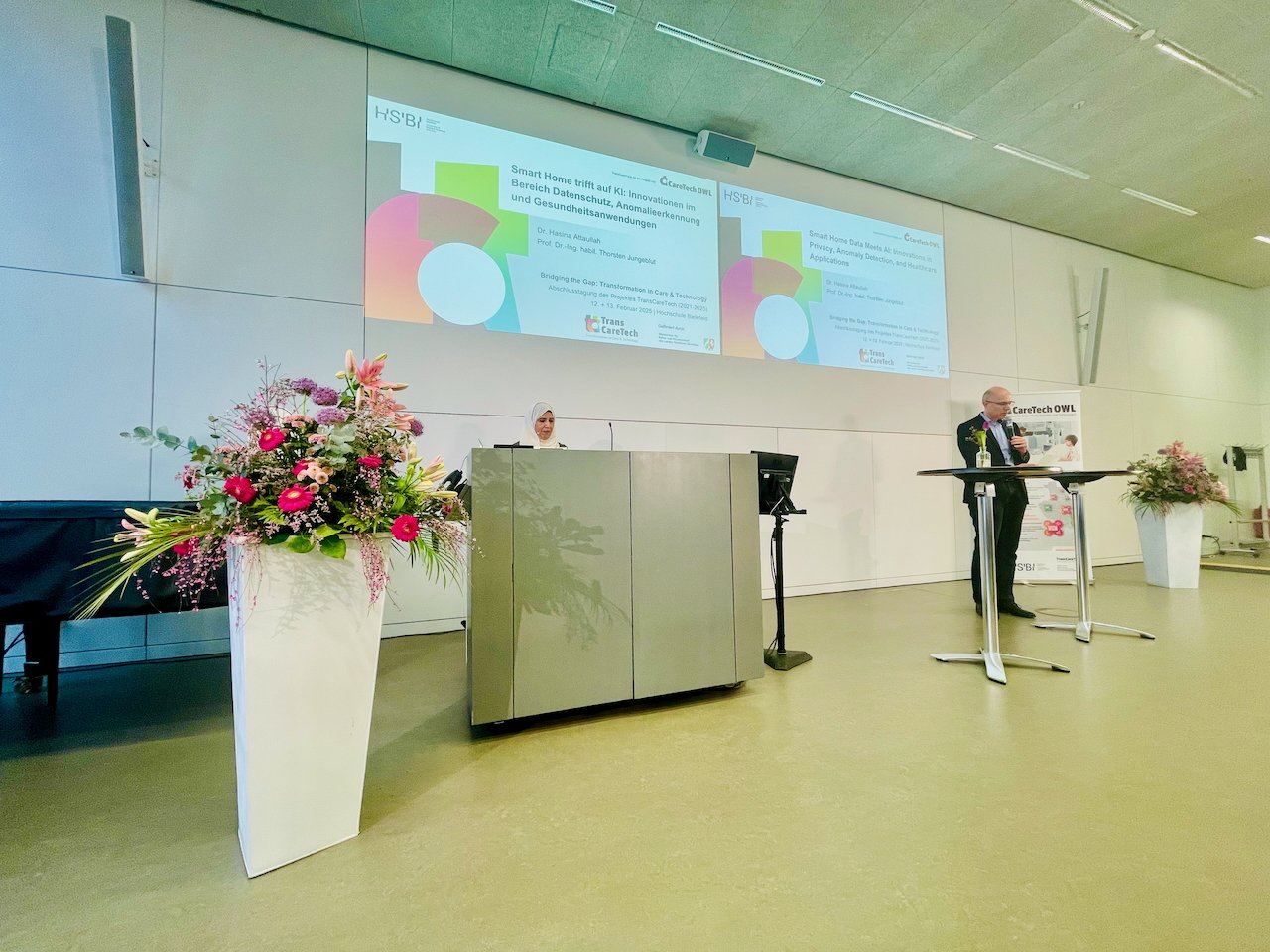 Prof. Dr. Wolfram Scheck stellt den nächsten Vortrag im dritten Panel von Dr. Hasina Attaullah zum Thema "Smart Home trifft KI: Innovationen im Bereich Datenschutz, Anomalieerkennung und Gesundheitsanwendungen" vor | © CareTech OWL/Marén Schorch