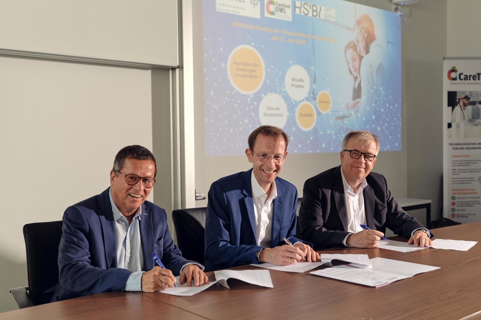 v.l.: Prof. Dr. Ingmar Steinhart, Vorstandsmitglied der vBS Bethel, Prof. Dr. Ulrich Schäfermeier, Vizepräsident für Internationalisierung und Digitalisierung der HSBI, und Pastor Ulrich Pohl, Vorstandsvorsitzender der vBS Bethel.