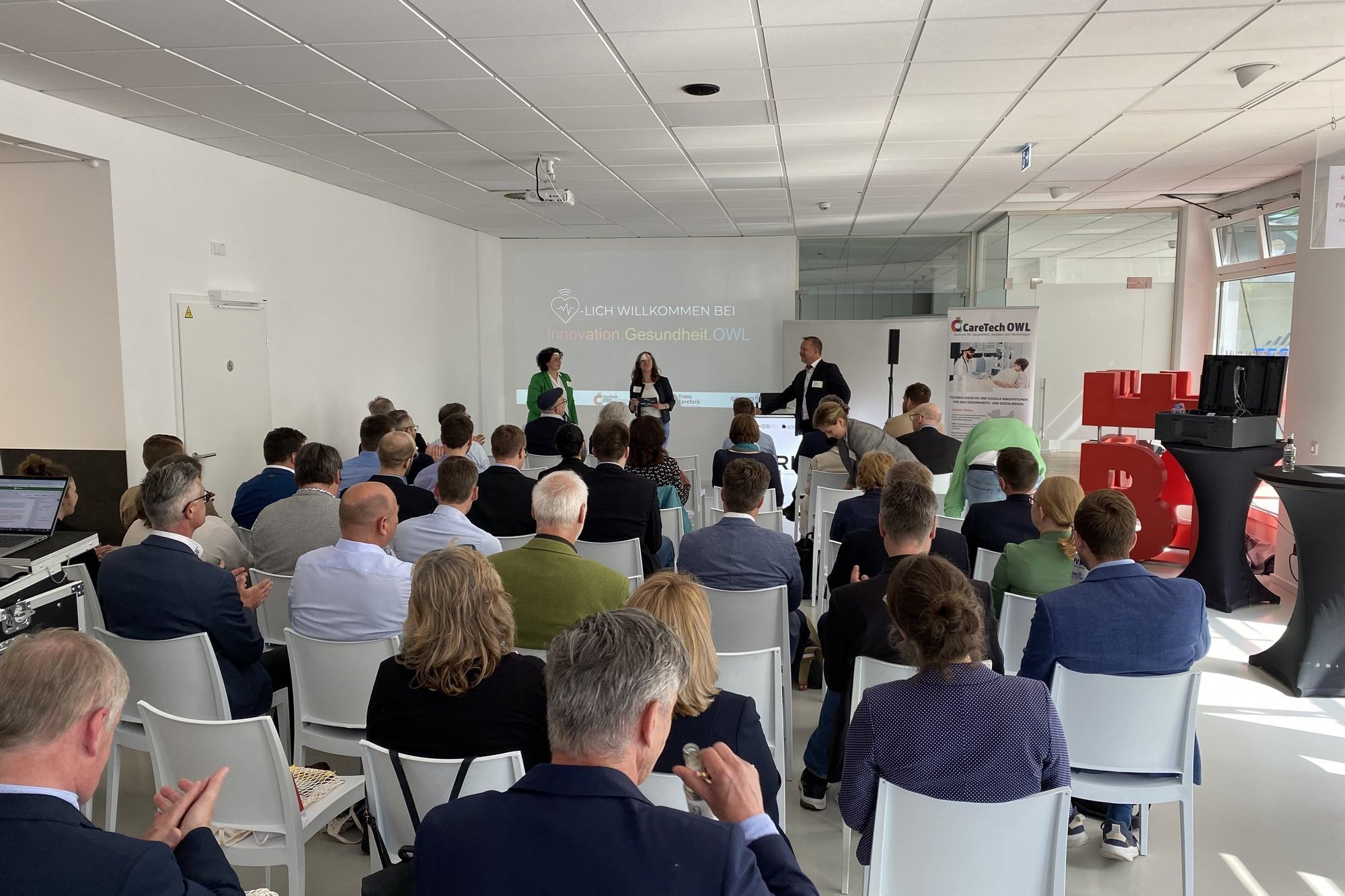 Gäste der Veranstaltung Innovation. Gesundheit. OWL. am 23.05.2023 im GesundZentrum Bielefeld. (C) HSBI.