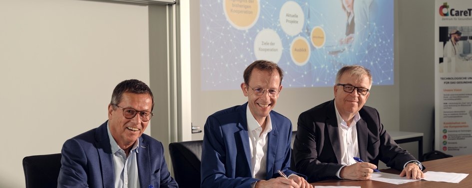 v.l.: Prof. Dr. Ingmar Steinhart, Vorstandsmitglied der vBS Bethel, Prof. Dr. Ulrich Schäfermeier, Vizepräsident für Internationalisierung und Digitalisierung der HSBI, und Pastor Ulrich Pohl, Vorstandsvorsitzender der vBS Bethel.