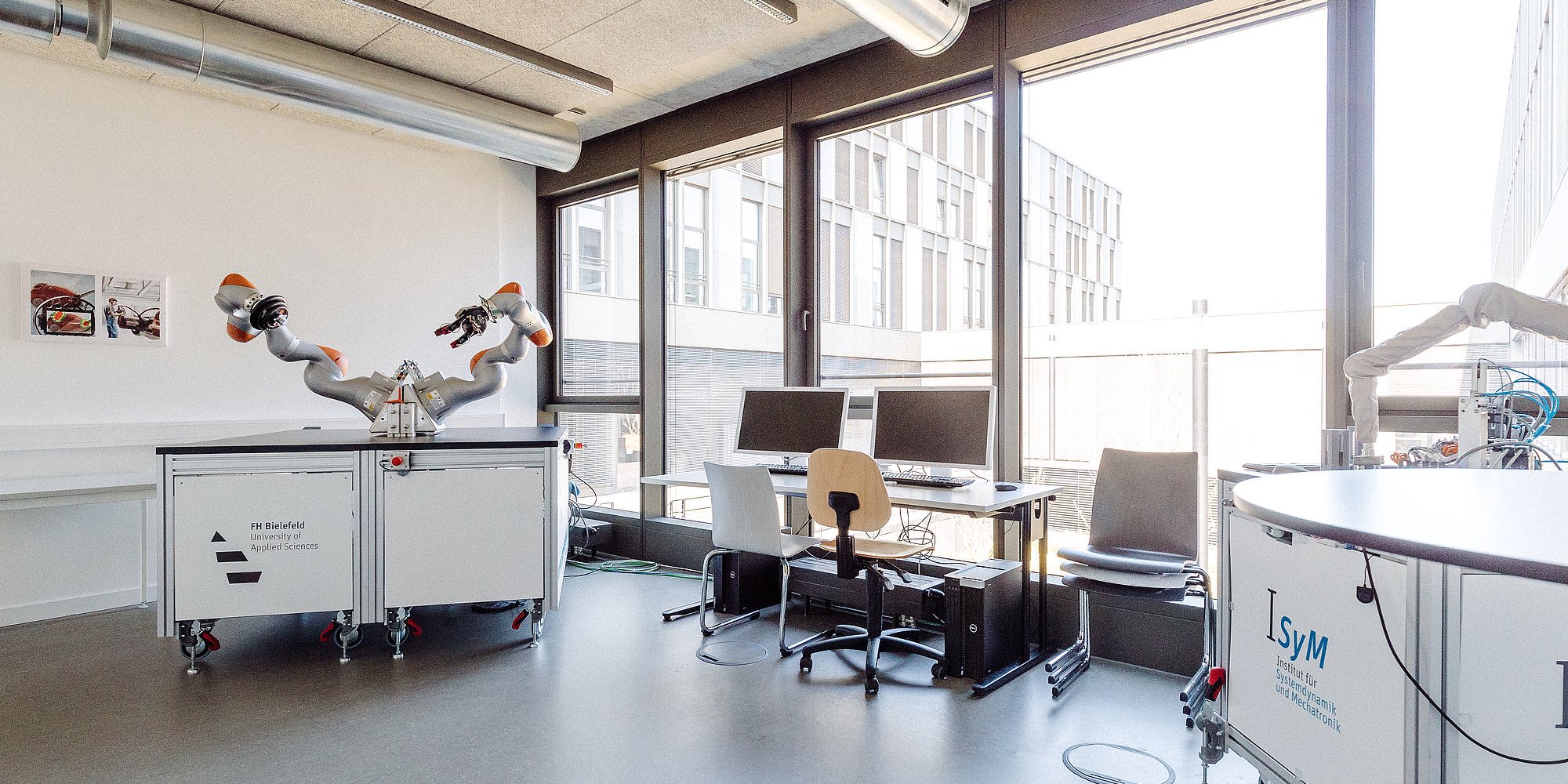 Es ist ein großer Forschungsraum mit Tischen zu sehen.