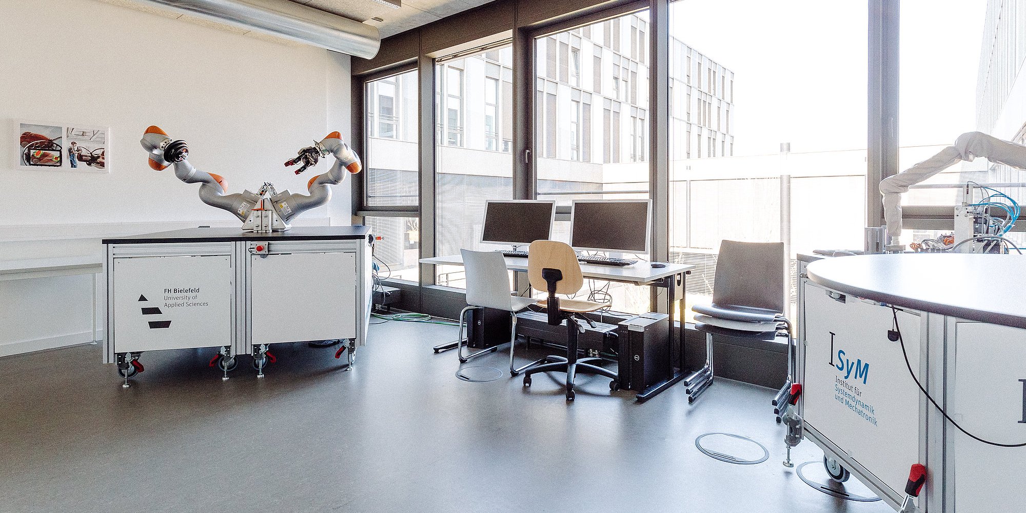 Es ist ein großer Forschungsraum mit Tischen zu sehen.