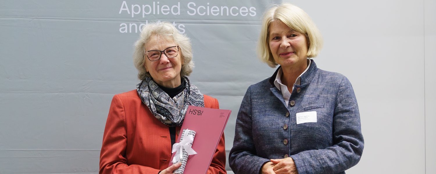 Übergabe der Urkunde an Prof.in Dr. Annette Nauerth | © Hüffelmann/HSBI