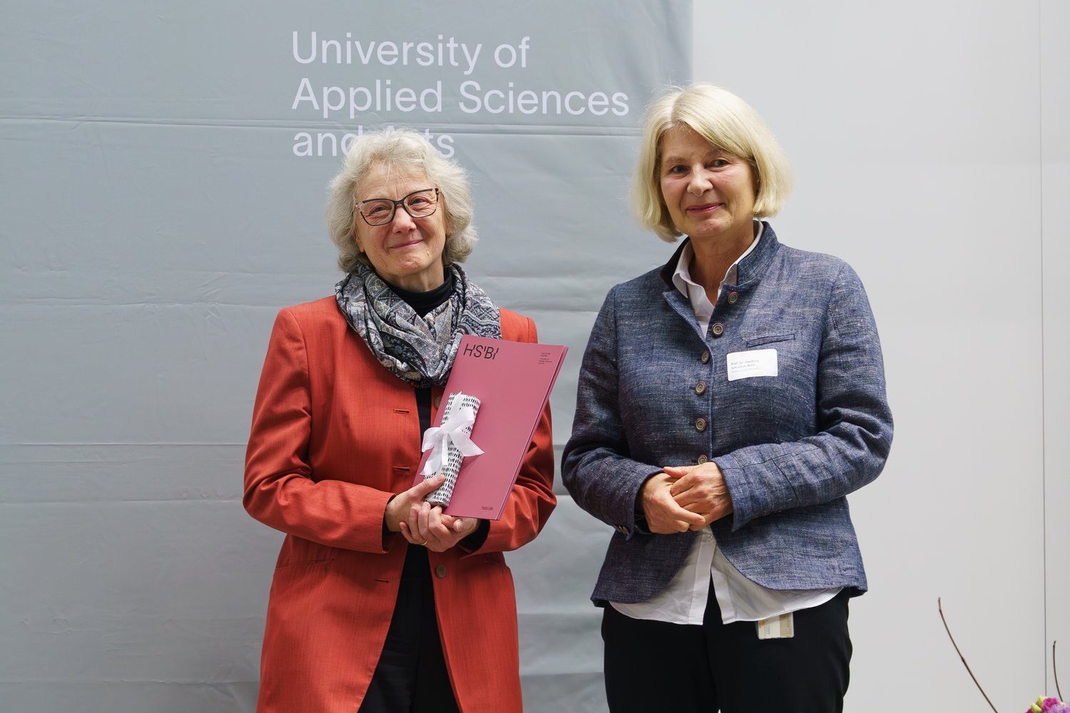 Übergabe der Urkunde an Prof.in Dr. Annette Nauerth | © Hüffelmann/HSBI