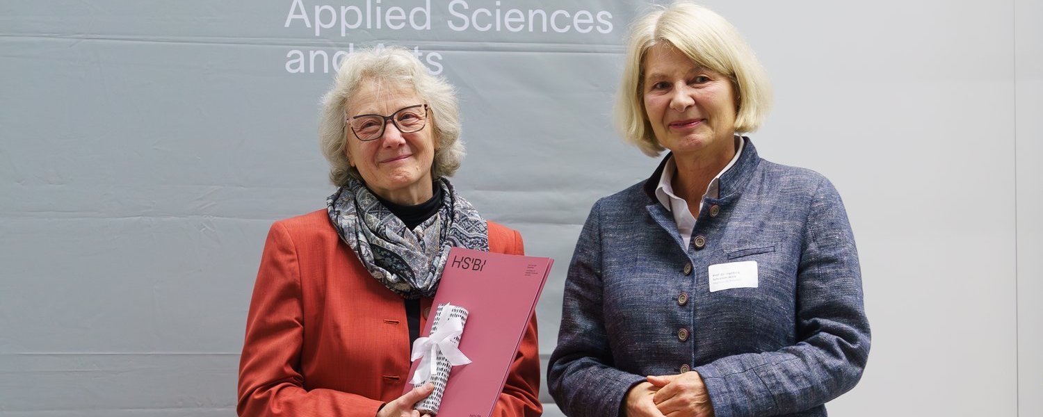 Übergabe der Urkunde an Prof.in Dr. Annette Nauerth | © Hüffelmann/HSBI